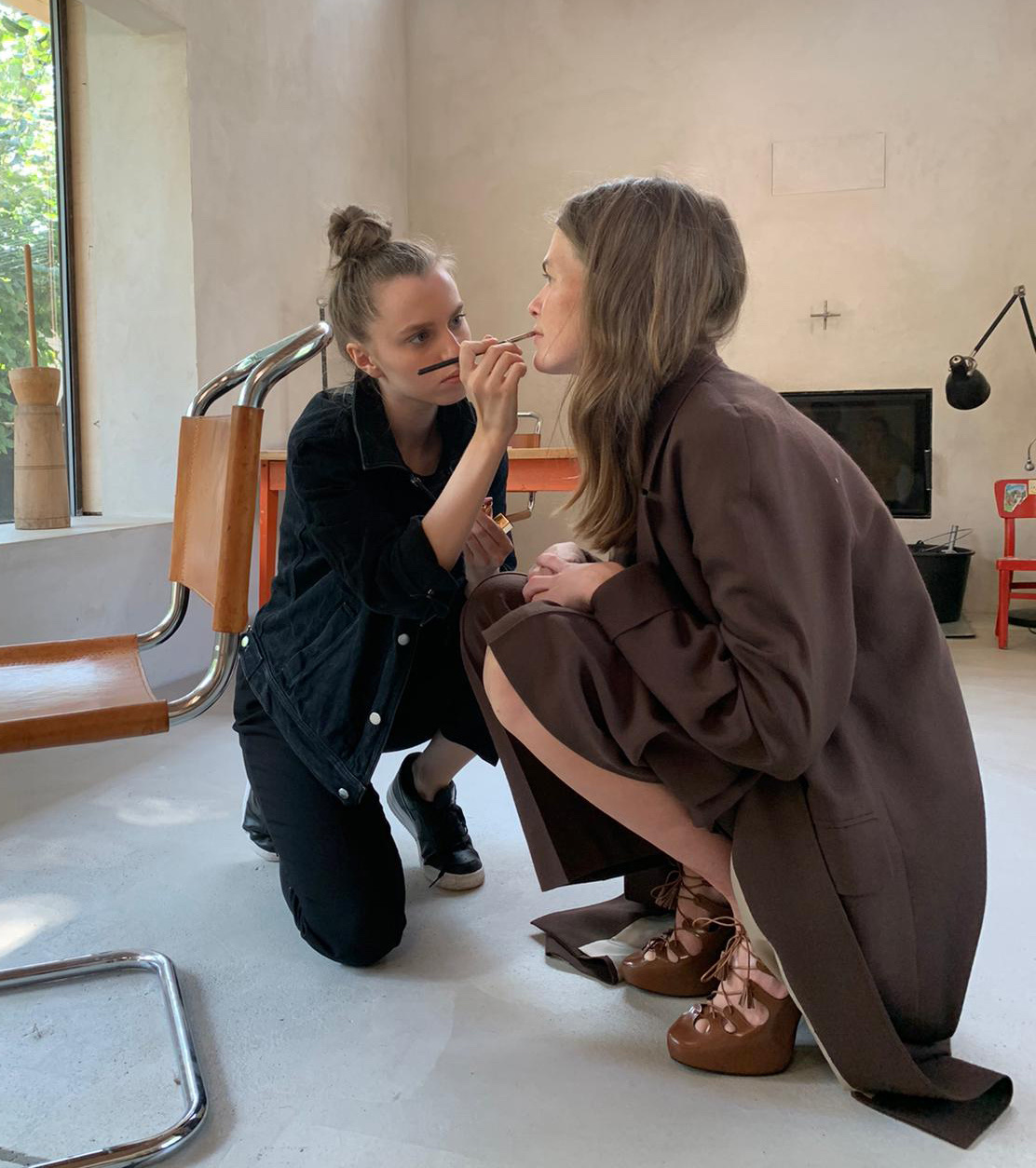 Paulína Trulík pri líčení modelky v zákulisí